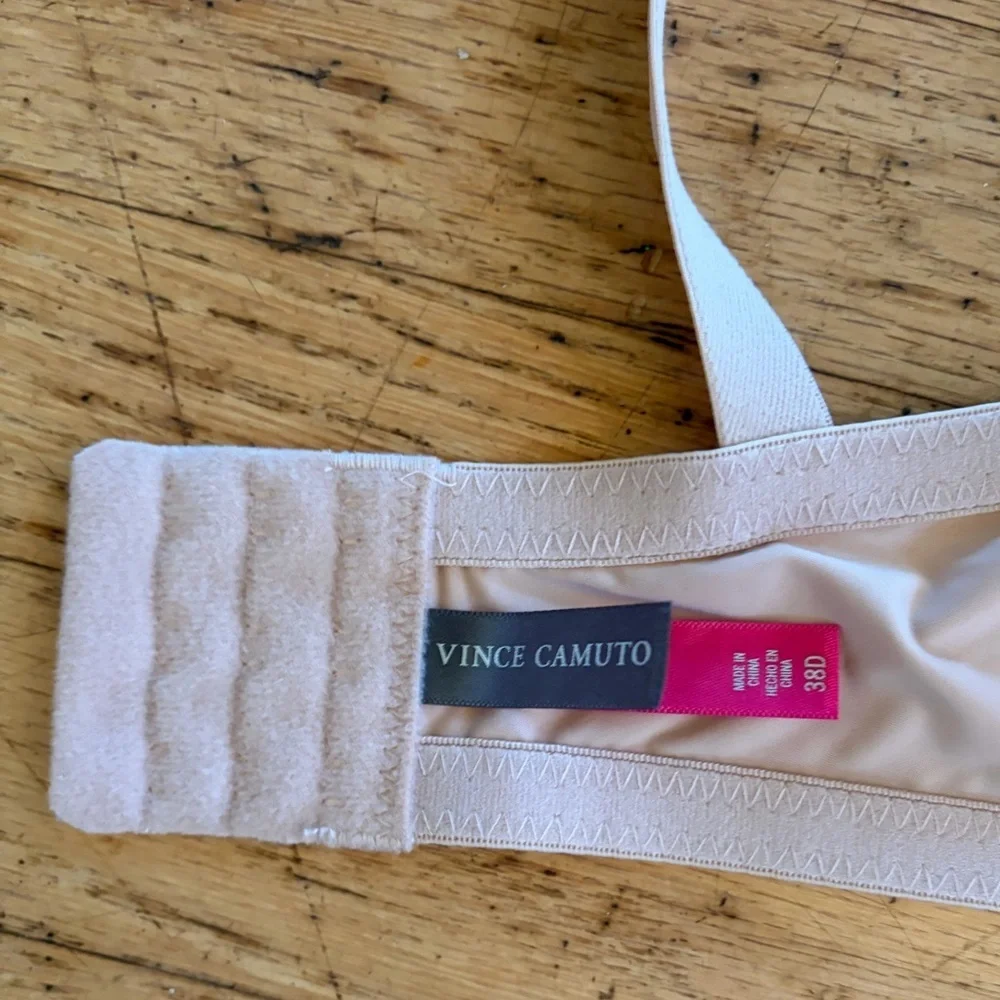 Vince Camuto bra underwire T-shirt bra with padded shoulder straps
